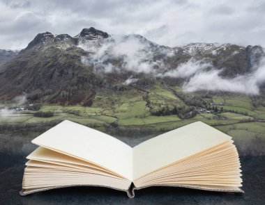 Langdale mızraklarının ve kışın vadisinin hayali dijital kitap kompozitinin sayfalardaki destansı uçan hava aracı görüntüsü.