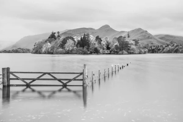 Preto Branco Bela Imagem Paisagem Exposição Longa Derwentwater Olhando Para — Fotografia de Stock