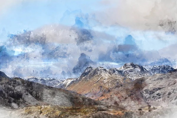 아름다운 햇살을 받으며 눈덮인 산맥을 향하여 레이크 디스트릭트의 펠에서 바라보는 — 스톡 사진
