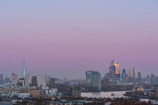 ロンドン 2022年1月30日 美しい柔らかい光とすべてのランドマークの建物が見える日の出にロンドンのシティスクエアマイルの見事な日の出ビュー — ストック写真