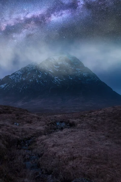 Impresionante Imagen Compuesta Vía Láctea Vibrante Sobre Paisaje Montañas Nevadas —  Fotos de Stock