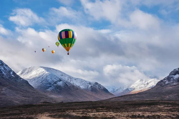 苏格兰失落谷美丽的冬季风景图像 热气球飞越天空的数字合成图像 — 图库照片