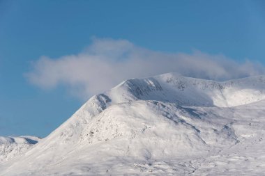 Görkemli kış manzarası, İskoçya 'nın dağlık dağlarına bakıyor. Rannoch Moor' daki Ba Gölü boyunca.