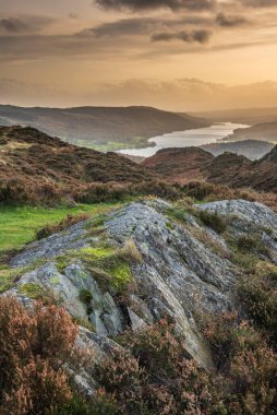 Holme Fell 'den göldeki Coniston suyuna bakan destansı sonbahar günbatımı manzarası
