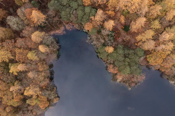 美しい空中ドローン鳥の目の風景鮮やかな秋の色を持つ湖地区のDerwentwaterのイメージ — ストック写真