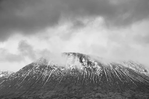 Černá Bílá Krásná Zimní Krajina Obraz Beinn Chaladair Skotsku Dramatickou — Stock fotografie