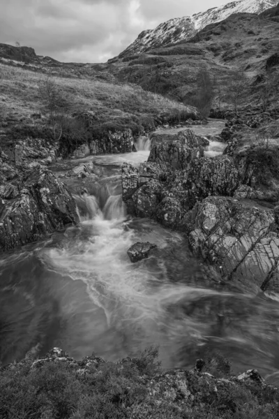 Czarno Biały Epicki Obraz Krajobrazu Rzeki Coe Szkockich Wyżynach Górami — Zdjęcie stockowe