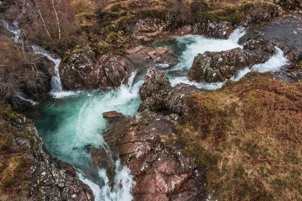 Schöne Drohnenlandschaftsaufnahme Des Pulsierenden Flusses Coe Der Unter Schneebedeckten Bergen — Stockfoto