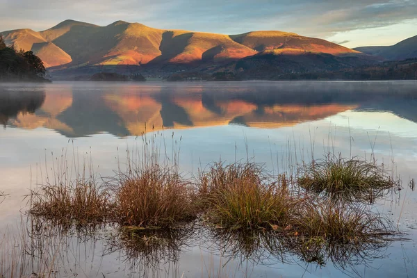 Imagem Paisagem Épica Outono Nascer Sol Olhando Manesty Park Lake — Fotografia de Stock