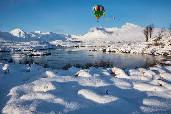 Цифровое Композитное Изображение Воздушных Шаров Летящих Над Величественным Зимним Пейзажем — стоковое фото