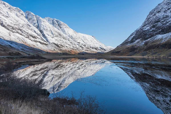 Bela Imagem Paisagem Inverno Loch Achtriochan Highlands Escoceses Com Reflexos — Fotografia de Stock