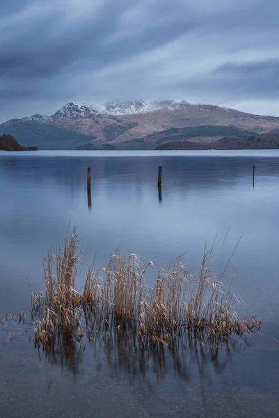 Oszałamiający Krajobraz Loch Lomond Łańcuch Górski Snowcapped Oddali Oglądane Małej — Zdjęcie stockowe