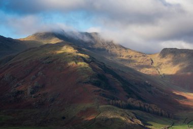 Muhteşem bir sonbahar manzarası. Pike O 'Blisco' dan Langdale Pikes ve Range 'e doğru bakıyor. Dağlarda ve vadide güneşli güzel bir yer.