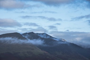Blencathra 'nın alçak bulut sisi ve sisle kaplı güzel manzarası Lake District' teki Walla Crag 'dan izleniyor.