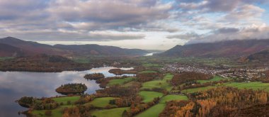 Göl Bölgesi 'ndeki Walla Crag' dan Derwentwater 'ın üzerinden Catbell' lere ve çarpıcı sonbahar renkleriyle uzak dağlara bakan destansı sonbahar manzarası.