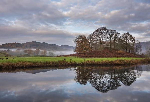 Epicki Jesienny Krajobraz Rzeki Brathay Lake District Patrząc Kierunku Langdale — Zdjęcie stockowe