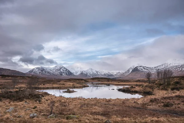 Skoçya Nın Dağlık Kesimlerindeki Gölü Nden Dramatik Bulutlar Eşliğinde Manzaralı — Stok fotoğraf