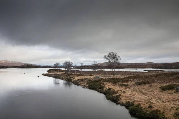 Paesaggio Invernale Minimalista Attraverso Loch Rannoch Moor Con Cielo Drammatico — Foto Stock