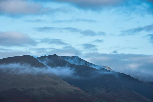 Prachtig Landschapsbeeld Van Blencathra Bedekt Met Mist Mist Vanuit Walla — Stockfoto