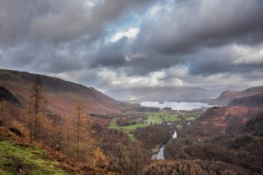 Göl Bölgesi 'ndeki Crag Kalesi' nden Derwentwater, Keswick, Skiddaw, Blencathra ve Walla Crag 'a kadar manzaranın güzel bir görüntüsü.