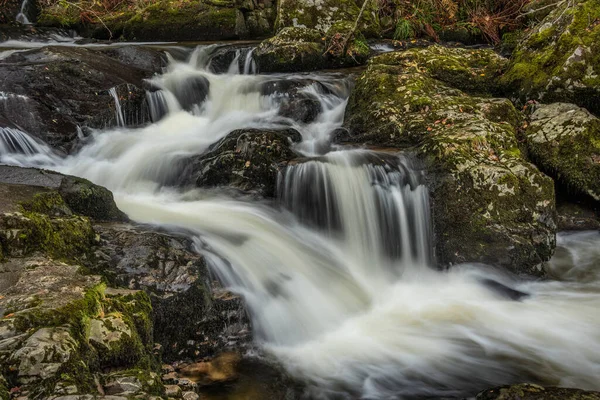 五彩缤纷的秋季展示会上 湖区Aira Force Upper Falls的史诗山水画 — 图库照片