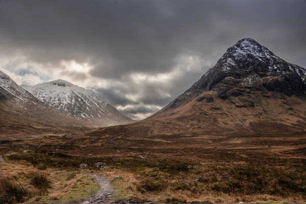 苏格兰高地Etive Mor的史诗般的冬季景观图像 阳光在山峰之间流下 — 图库照片