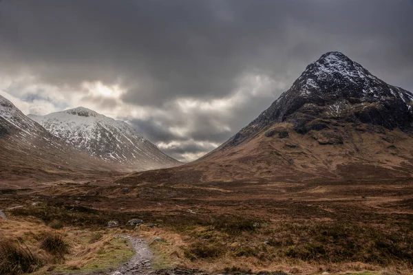 Episk Vinter Landskap Bild Etive Mor Skotska Höglandet Med Solstrålar — Stockfoto