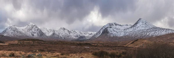从苏格兰高地的Loch Ba俯瞰的冬季全景山景图像 其上方乌云密布 — 图库照片