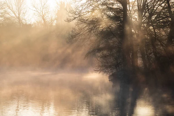 Şehir Gölünde Gün Doğumunun Büyüleyici Manzarası Güneş Işınları Yüzeyini Aydınlatıyor — Stok fotoğraf