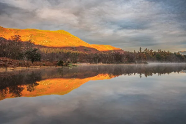 美丽的秋景日出图像映入眼帘 凝视着湖畔威严公园的钟声 雾气弥漫整个风景 — 图库照片