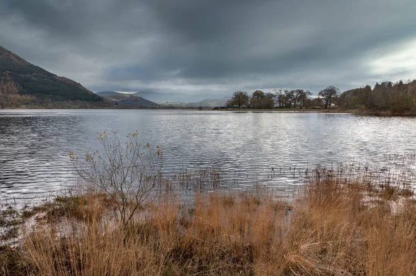 Epicki Obraz Krajobrazu Przez Bassenthwaite Lake Lake District Zapewniając Dramatyczny — Zdjęcie stockowe