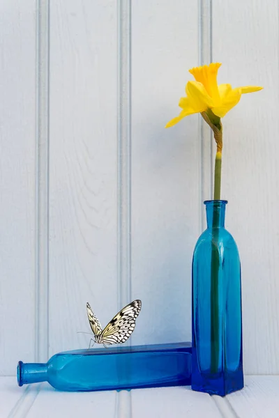 Vlinder Mooie Lente Bloem Stilleven Met Houten Achtergrond — Stockfoto