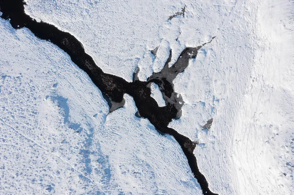 Красивые Воздушные Беспилотники Зимние Пейзажи Лох Заснеженные Горы Заднем Плане — стоковое фото