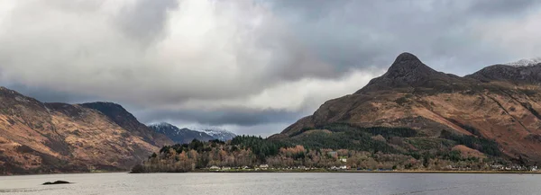 Piękny Widok Zimowy Krajobraz Wzdłuż Loch Leven Kierunku Zaśnieżonych Gór — Zdjęcie stockowe