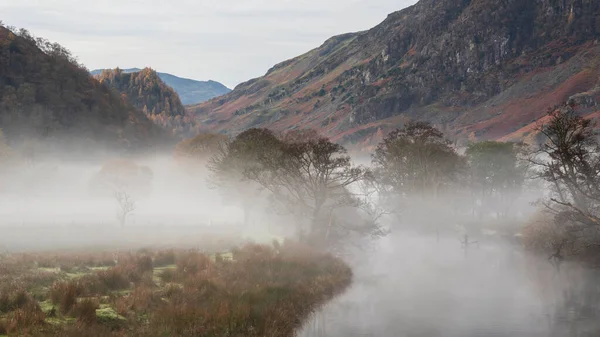 Oszałamiający Jesienny Krajobraz Sunrise Image Patrząc Kierunku Borrowdale Valley Derwentwater — Zdjęcie stockowe