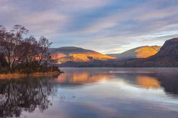 史诗般的秋日日出景观图像 从迪斯特湖威严公园俯瞰着阳光普照的Skiddaw山脉 迈可在德尔文特水面上翻滚 — 图库照片