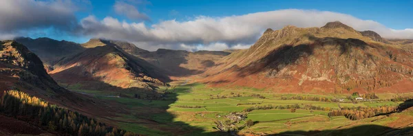 Ohromující Pulzující Podzimní Krajina Pohled Pike Blisco Směrem Langdale Pikes — Stock fotografie