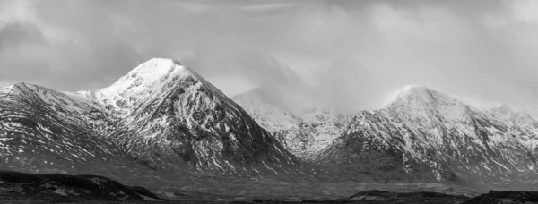 黒と白スコットランド高地のロッホ バから見える山脈の冬のパノラマ風景劇的な雲が頭上にある — ストック写真
