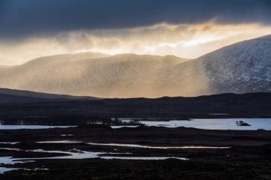 Şiddetli yağış sırasında Rannoch Moor boyunca uzanan çarpıcı kış manzarası manzaraya sisli bir bakış verir.