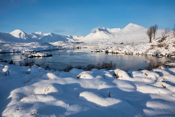 Görkemli kış manzarası, İskoçya 'nın dağlık dağlarına bakıyor. Rannoch Moor' daki Ba Gölü boyunca.