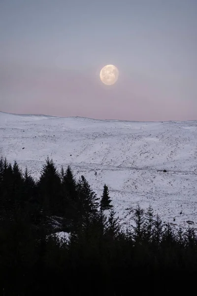 Beautiful Pastel Winter Landscape Image Moon Setting Mountain Peak Scottish — Stock Photo, Image