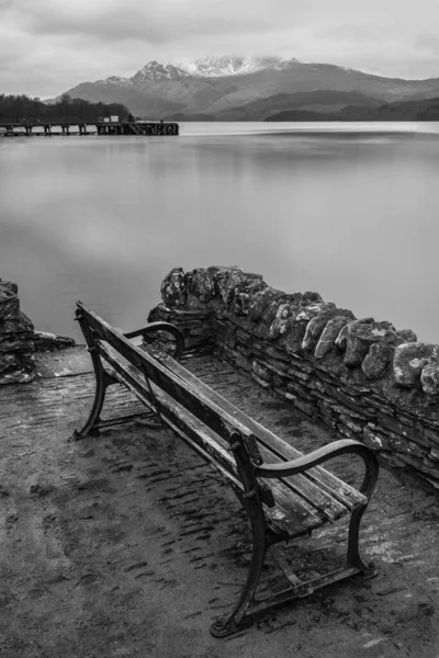 Bianco Nero Splendida Immagine Paesaggistica Loch Lomond Catena Montuosa Innevata — Foto Stock
