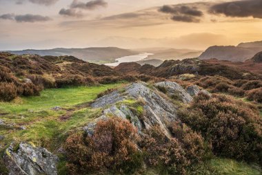 Holme Fell 'den göldeki Coniston suyuna bakan destansı sonbahar günbatımı manzarası