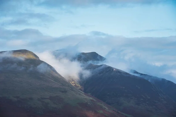 Schöne Landschaft Bild Von Blencathra Bedeckt Mit Niedrigen Wolkennebel Und — Stockfoto