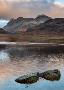 Göldeki Blea Tarn üzerinde gün doğumunun destansı manzarası Uzak dağlarda çarpıcı bir ışık
