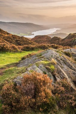 Holme Fell 'den göldeki Coniston suyuna bakan destansı sonbahar günbatımı manzarası