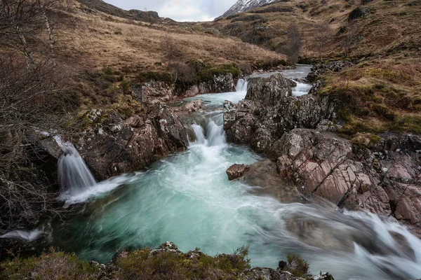 Vacker Landskapsbild Levande Floden Coe Som Flyter Snötäckta Berg Skotska — Stockfoto