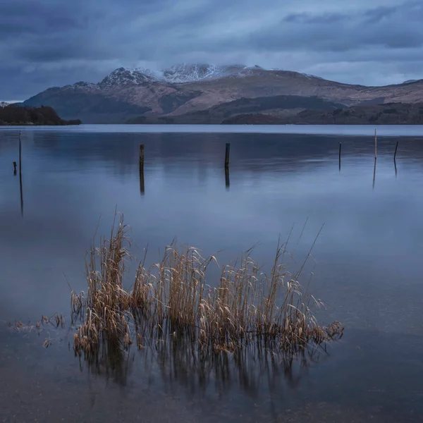 Oszałamiający Krajobraz Loch Lomond Łańcuch Górski Snowcapped Oddali Oglądane Małej — Zdjęcie stockowe