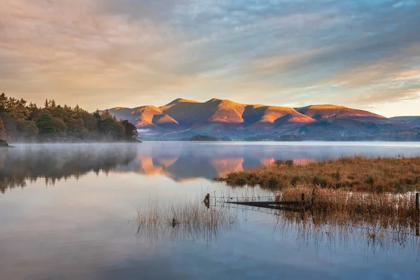 Imagem Paisagem Épica Outono Nascer Sol Olhando Manesty Park Lake — Fotografia de Stock