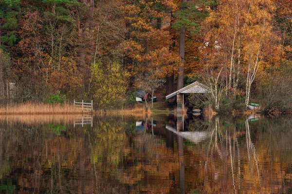 Epic Landscape Image Boathouse Derwentwater Vibrant Autumn Sunrise Woodland Surrounding — Stock Photo, Image